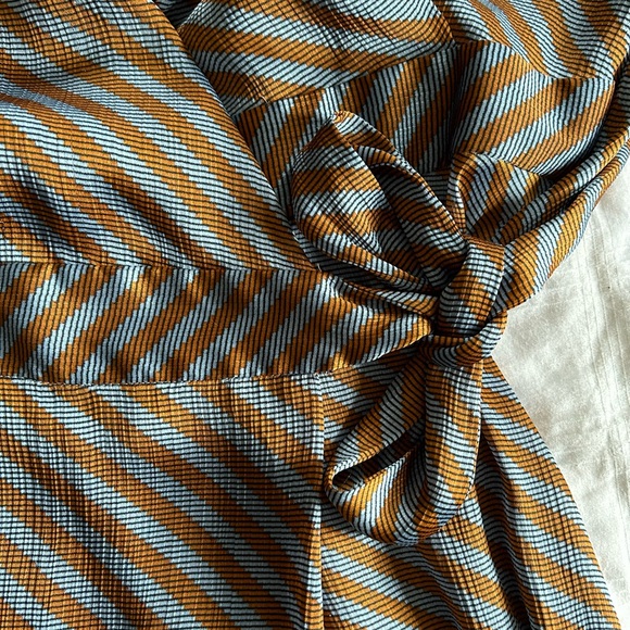 Silky wrap dress by L.K.Bennett, Kate Middleton’s favorite designer. - Picture 7 of 9